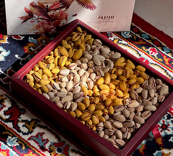 نمایشپک هدیه پسته احمدآقایی ۱۴۰۰ گرمی – ۴ طعم متنوع با بسته‌بندی بند‌سار