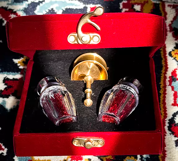 پک هدیه زعفران نگین | باکس مخمل قرمز 2