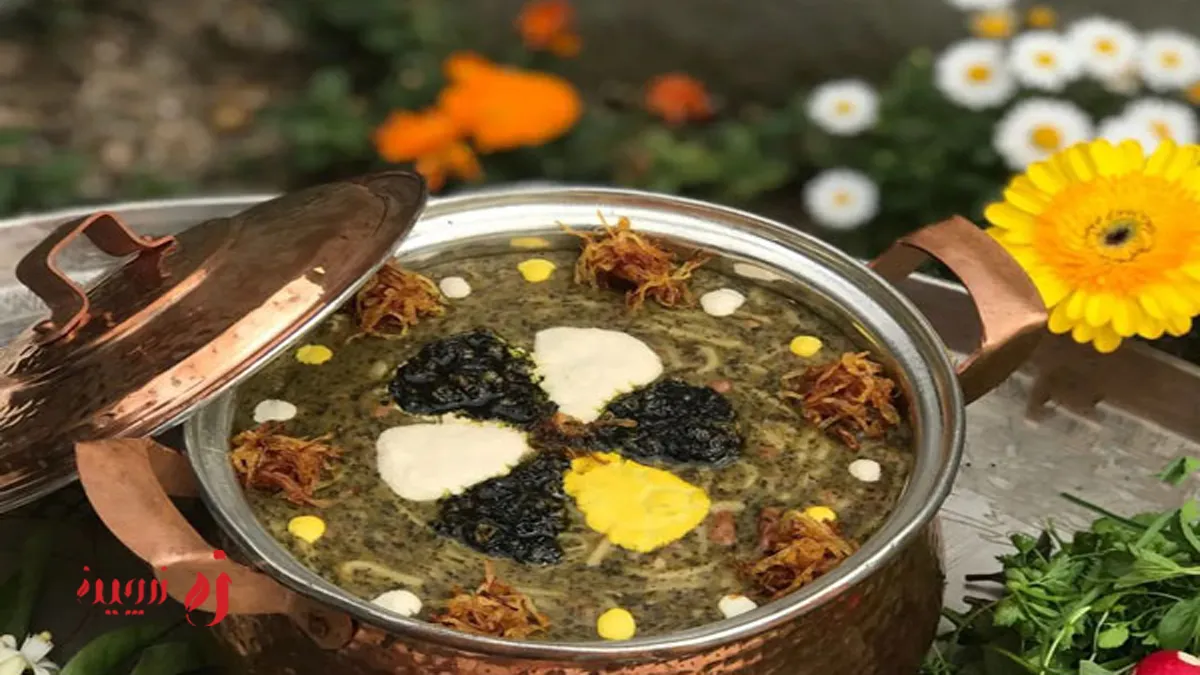 تزئین آش رشته با کشک و زعفران
