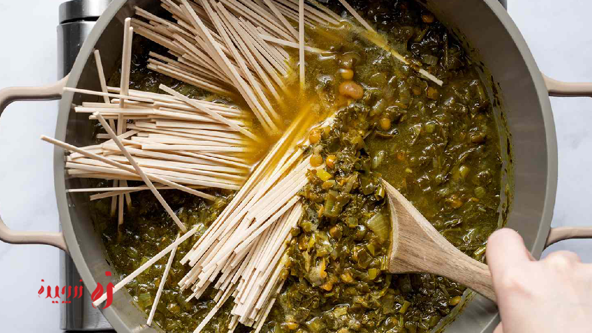 ریختن رشته در آش رشته