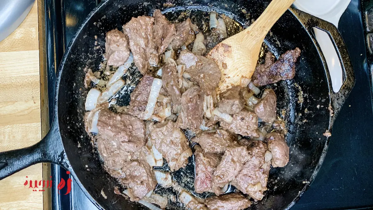 سرخ کردن گوشت قورمه سبزی