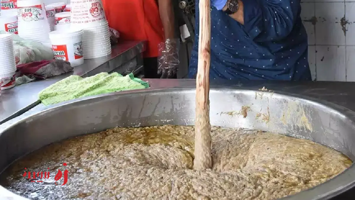 ترکیب کردن مواد حلیم گندم سنتی